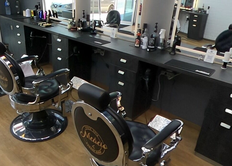 Interior elegante do Nicacio Barber Shop em Braga, Braga, PT, destacando as cadeiras clássicas e o ambiente sofisticado.