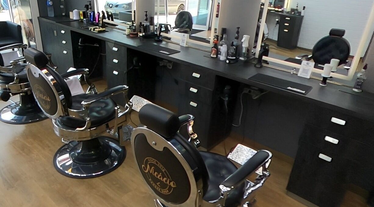 Interior elegante do Nicacio Barber Shop em Braga, Braga, PT, destacando as cadeiras clássicas e o ambiente sofisticado.