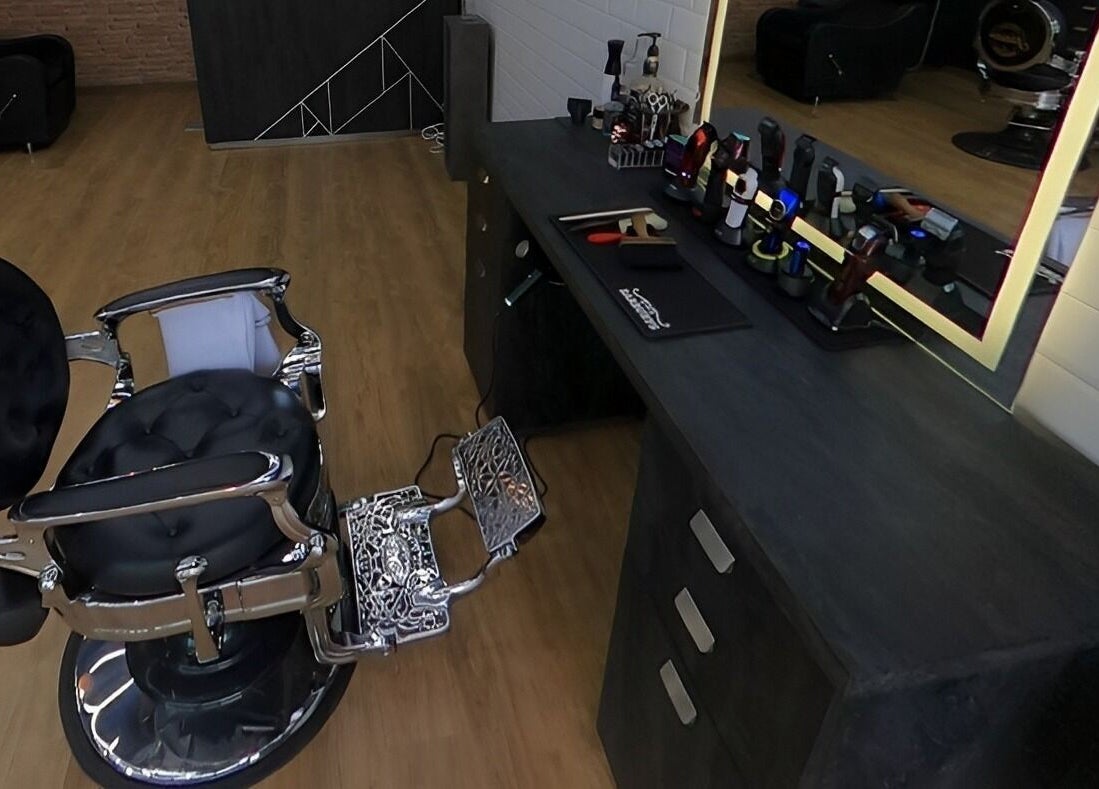 Cadeira de barbeiro e espelho moderno no Nicacio Barber Shop, Braga, Braga, PT.