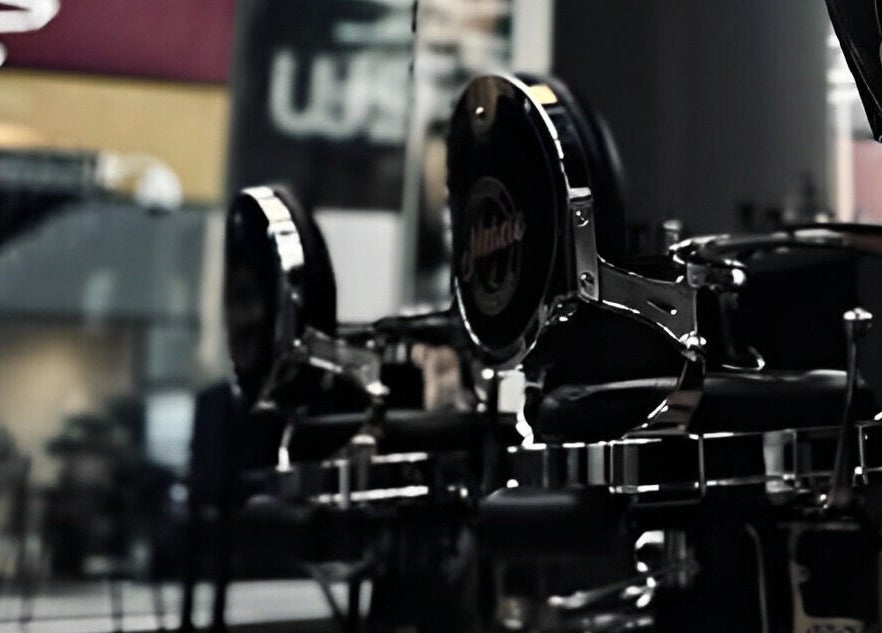 Cadeiras clássicas no Nicacio Barber Shop, Braga, Braga, PT, destacando conforto e estilo.