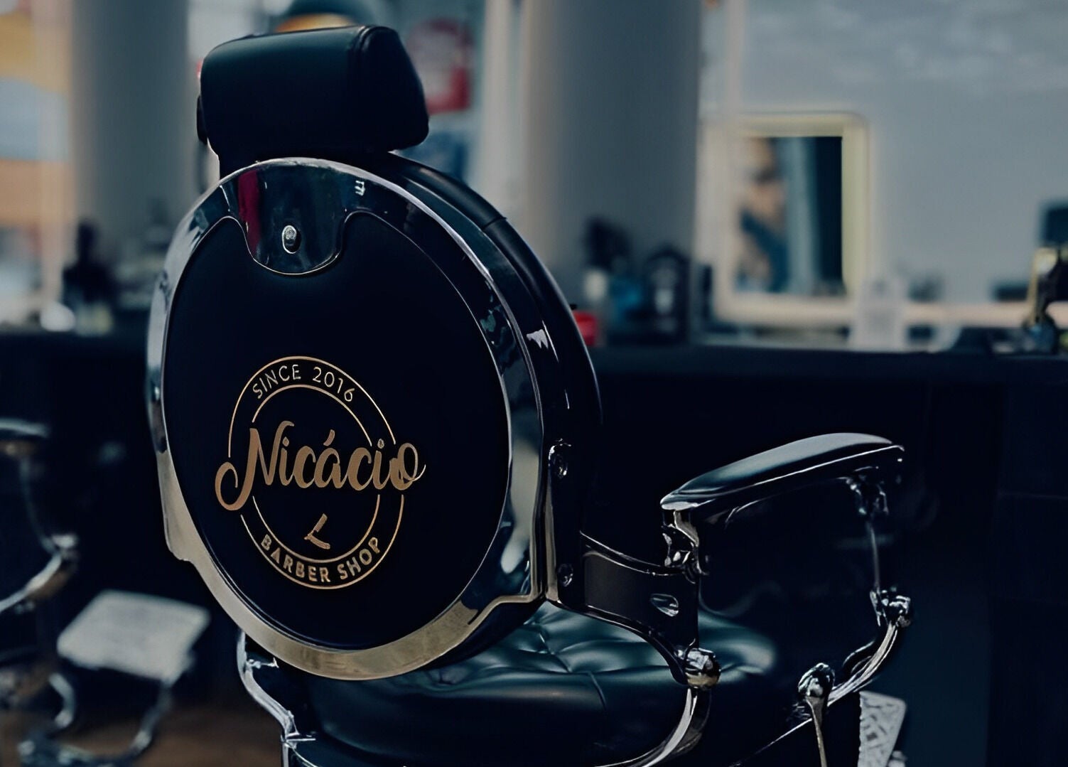Cadeira clássica no Nicacio Barber Shop em Braga, Braga, PT. Conforto e estilo em cada corte.