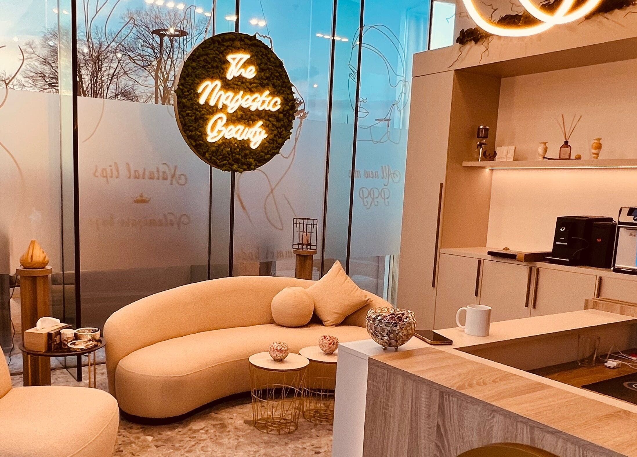 Recepție modernă la The Majestic Beauty® Clinic, București, București, RO cu fotolii confortabile și decor elegant.