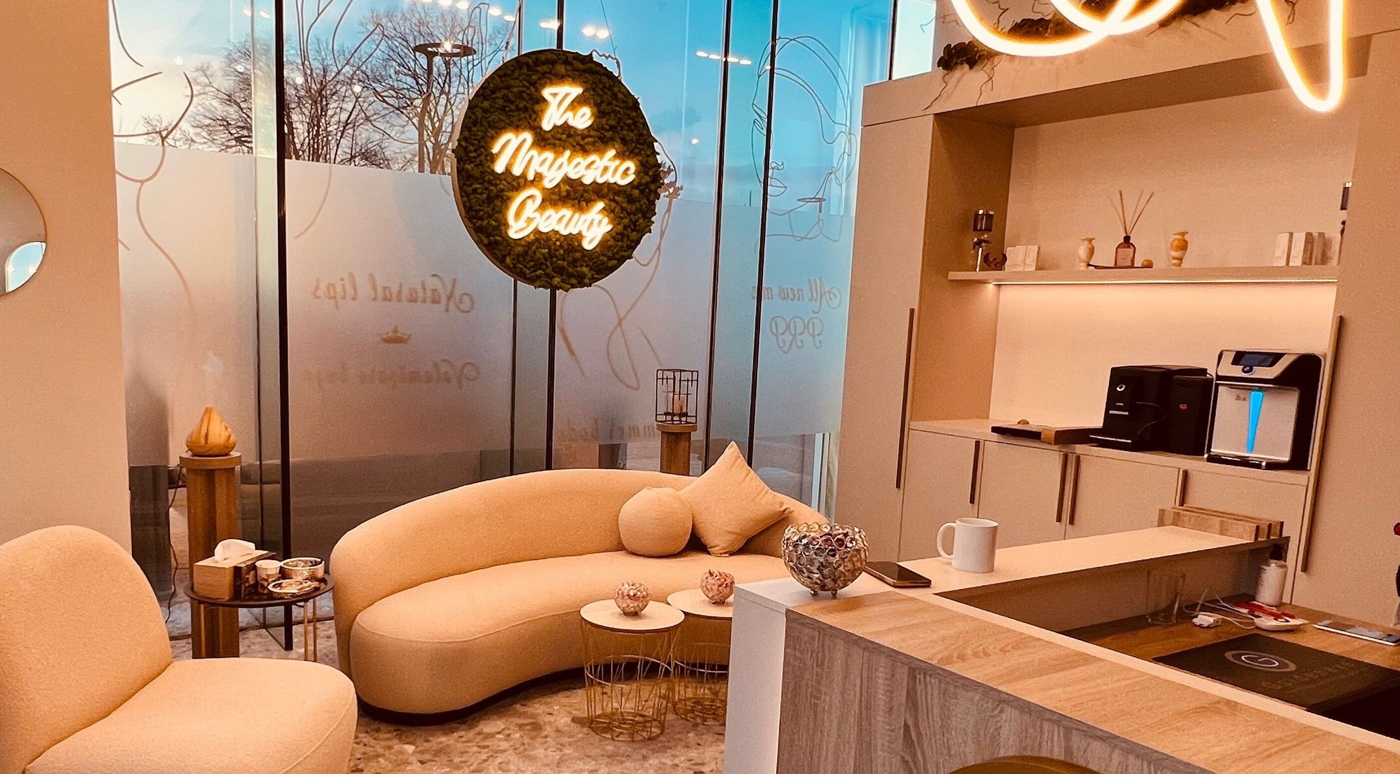 Recepție modernă la The Majestic Beauty® Clinic, București, București, RO cu fotolii confortabile și decor elegant.