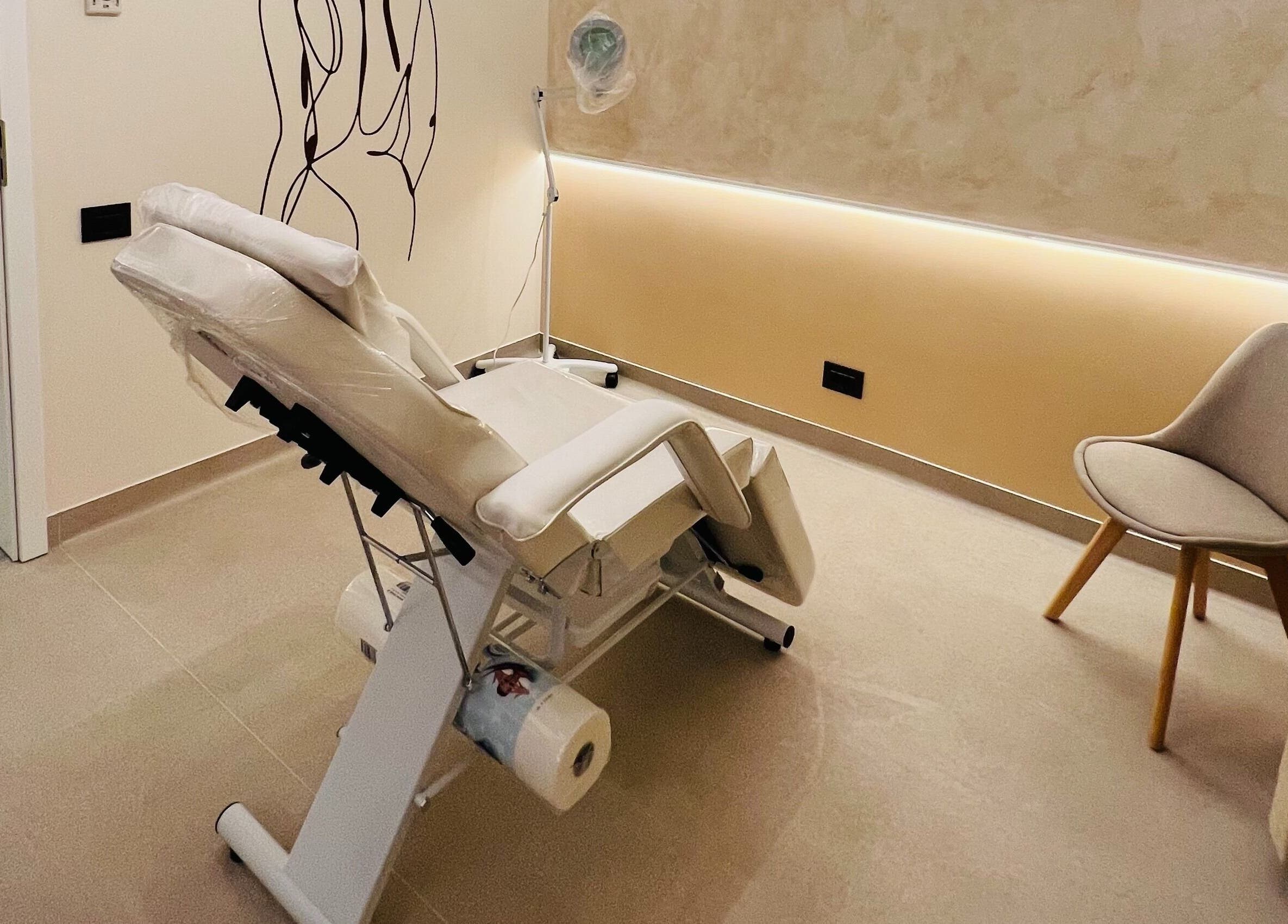 Clinica elegantă The Majestic Beauty® București, București, RO cu mobilier modern și scaun tratament.