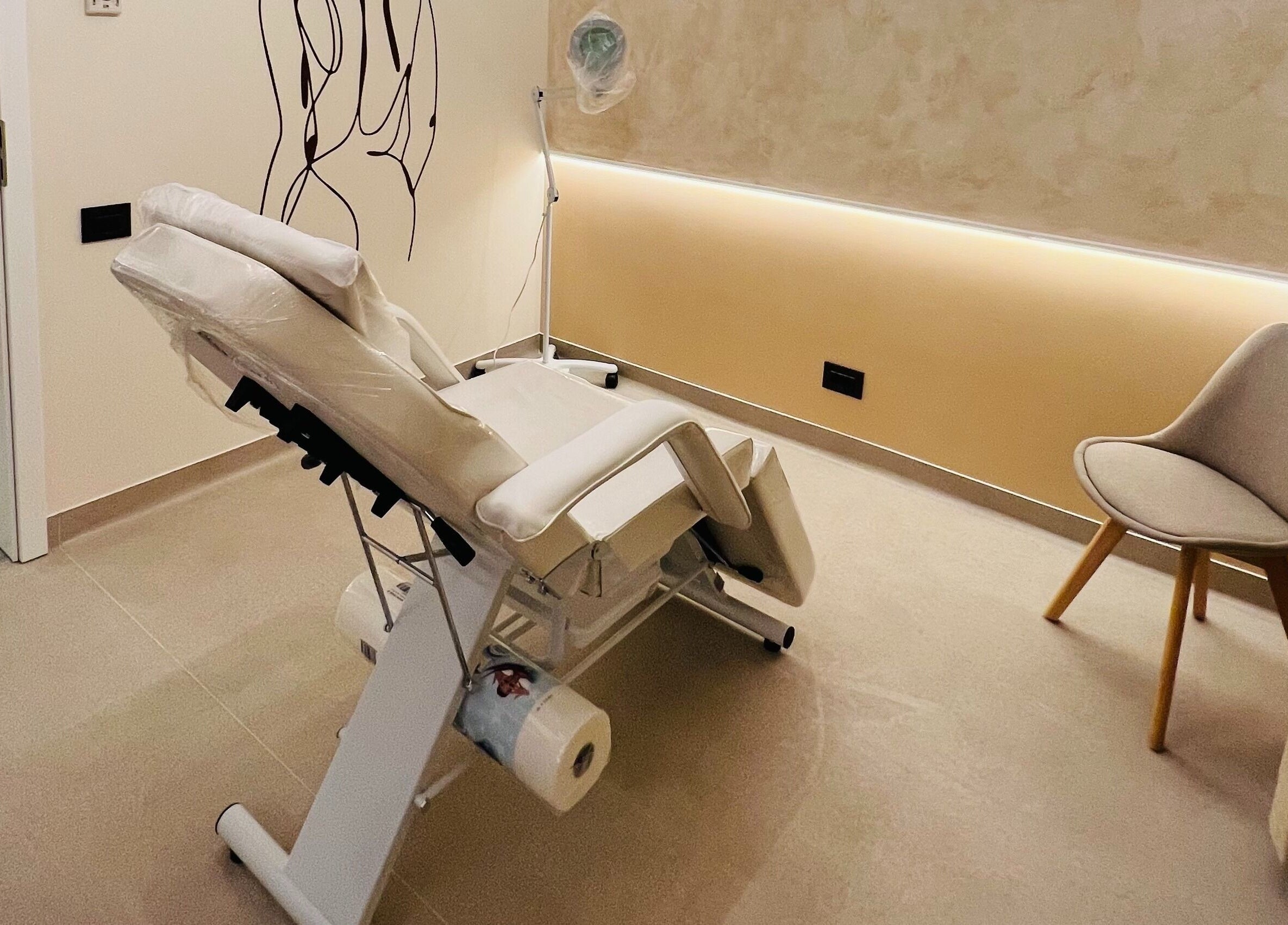 Clinica elegantă The Majestic Beauty® București, București, RO cu mobilier modern și scaun tratament.