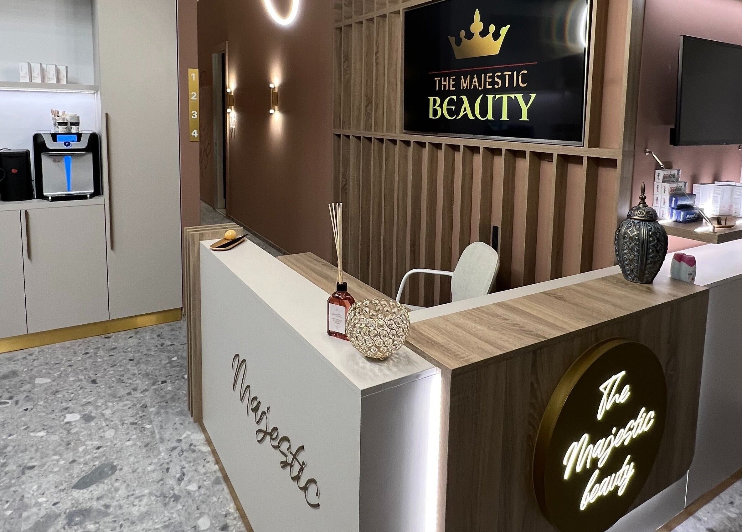 Recepție elegantă la The Majestic Beauty® Clinic, București, RO, cu decor modern și iluminare caldă.