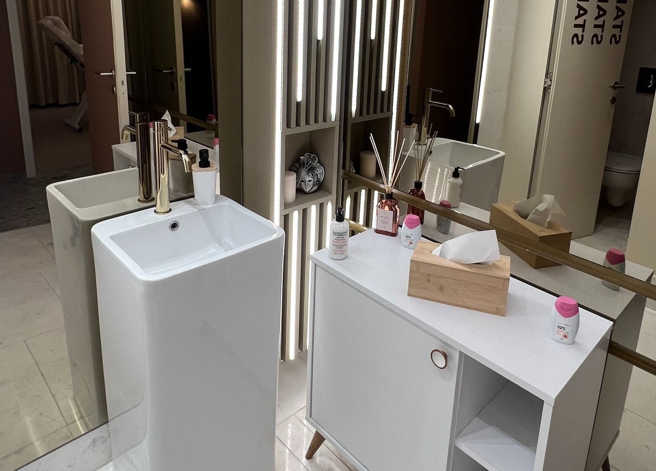 Interioare strălucitoare la The Majestic Beauty® Clinic, București, București, RO, reflectând eleganța modernă.