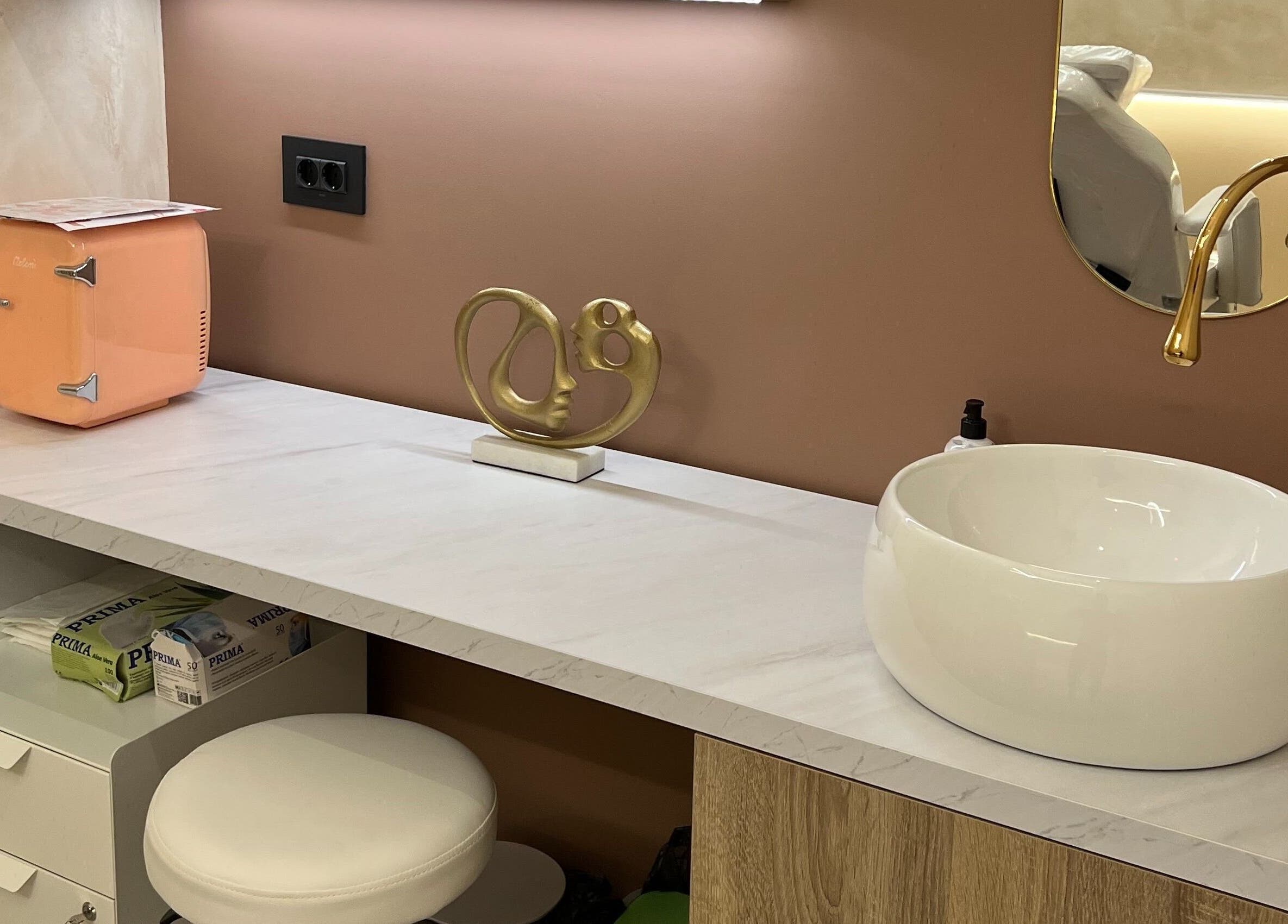 Design elegant la The Majestic Beauty® Clinic, București, București, RO cu lavoar și detalii moderne.