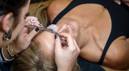 Eyelash extension application at Armor Beauty in Knoxville, Tennessee, US. Enhance your beauty services experience.