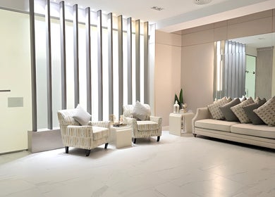 Relaxing lounge at Elle Recovery & Wellness Center | مركز إيلي للتعافي والصحة, Dammam, SA with stylish seating.