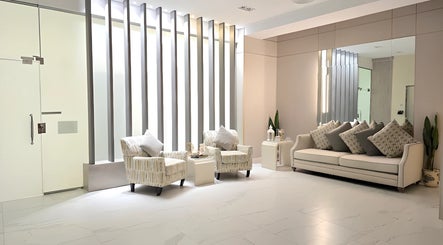 Relaxing lounge at Elle Recovery & Wellness Center | مركز إيلي للتعافي والصحة, Dammam, SA with stylish seating.
