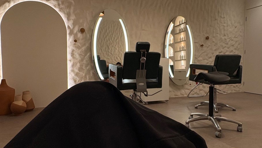 Interior sofisticado de salão na Dunia Zayed, São Paulo. Design moderno com espelhos iluminados.