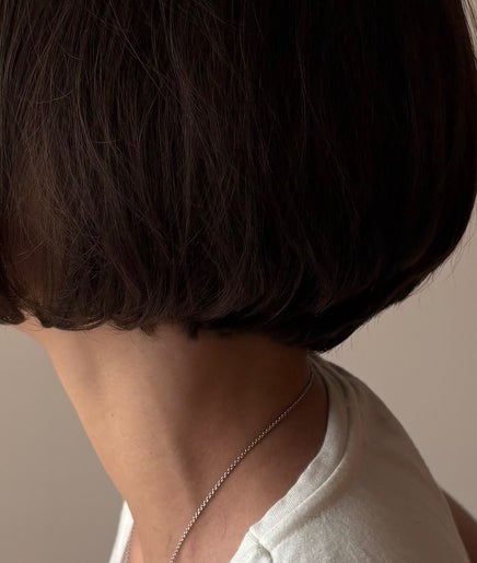 Corte de cabelo moderno no salão Dunia Zayed, São Paulo, São Paulo, BR. Estilo elegante e sofisticado.