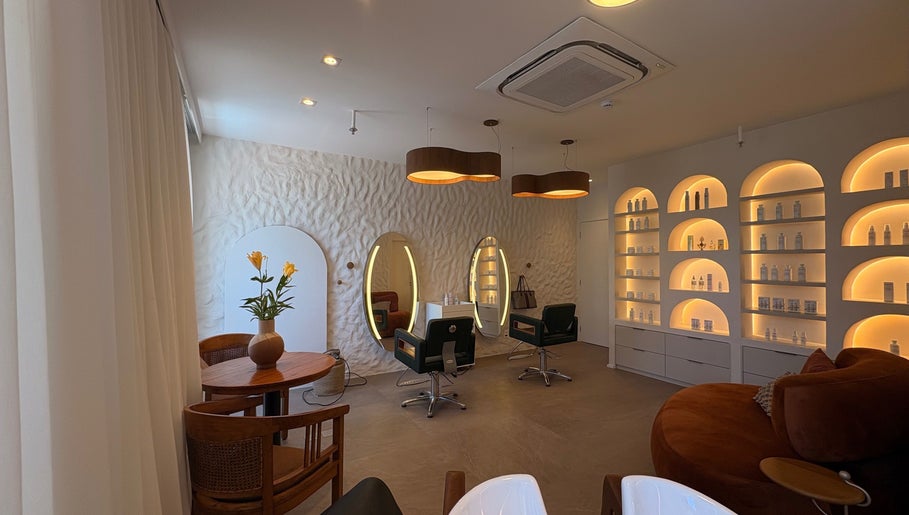 Sala estilosa no Dunia Zayed em São Paulo, São Paulo, BR, com espelhos iluminados e decoração moderna.