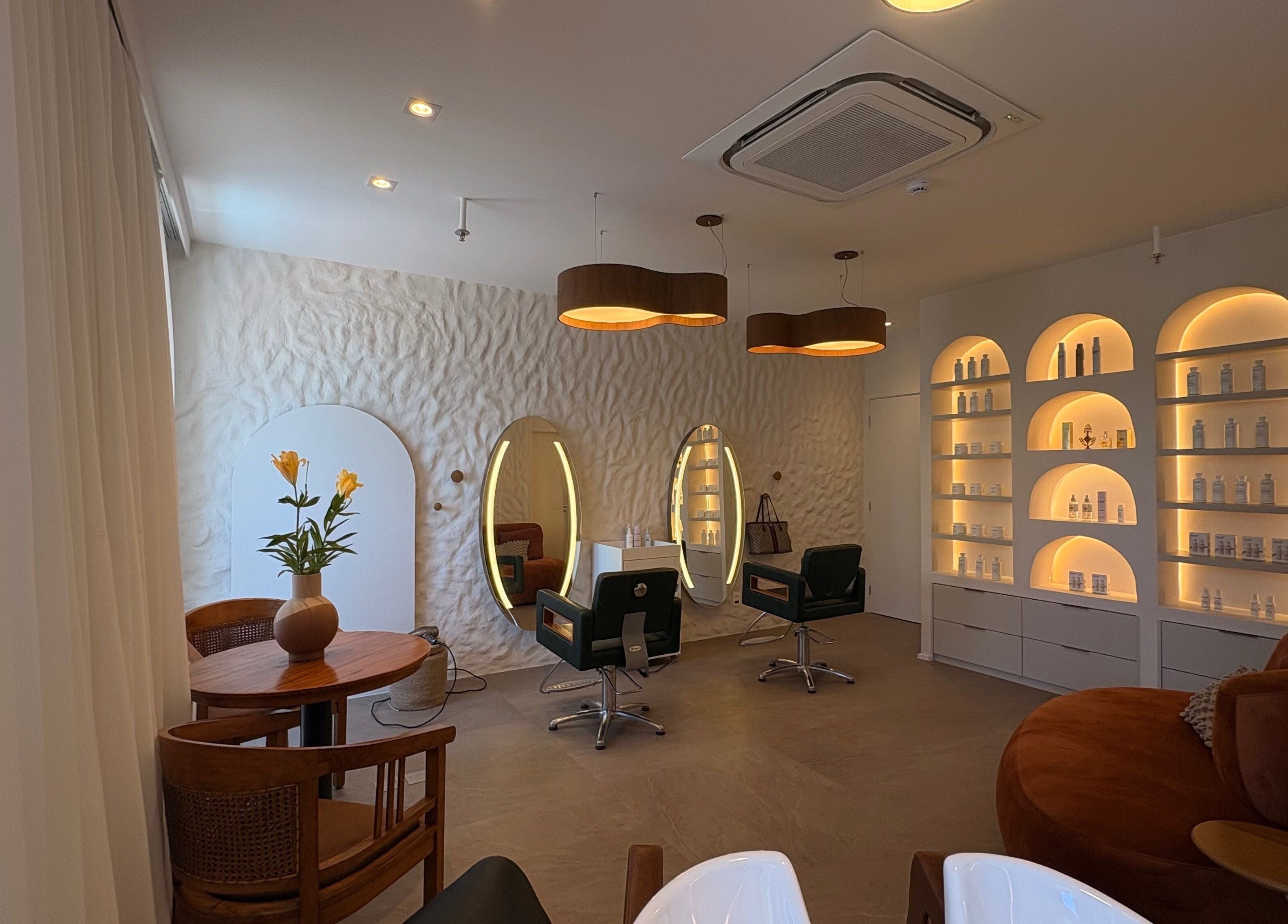 Sala estilosa no Dunia Zayed em São Paulo, São Paulo, BR, com espelhos iluminados e decoração moderna.