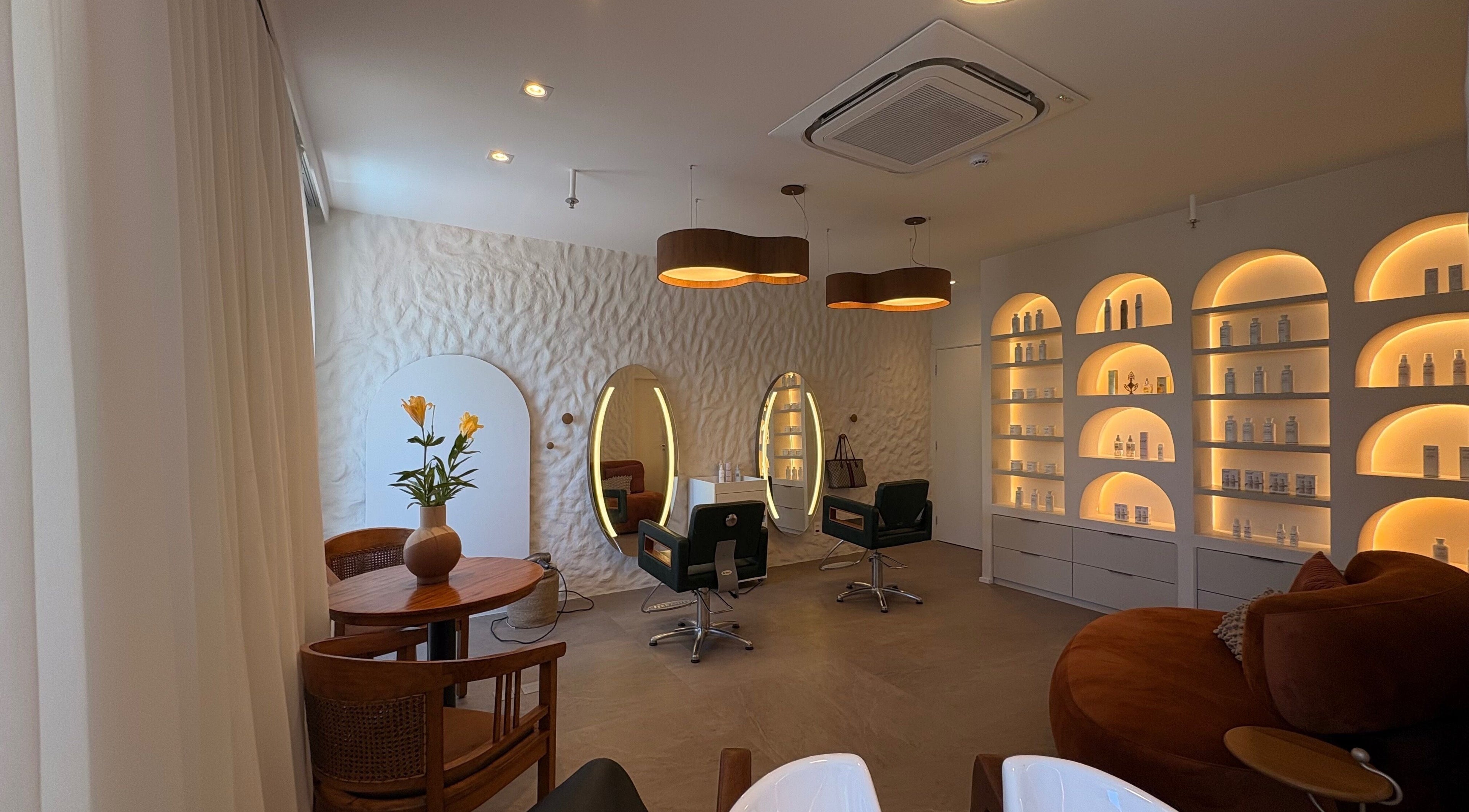 Sala estilosa no Dunia Zayed em São Paulo, São Paulo, BR, com espelhos iluminados e decoração moderna.