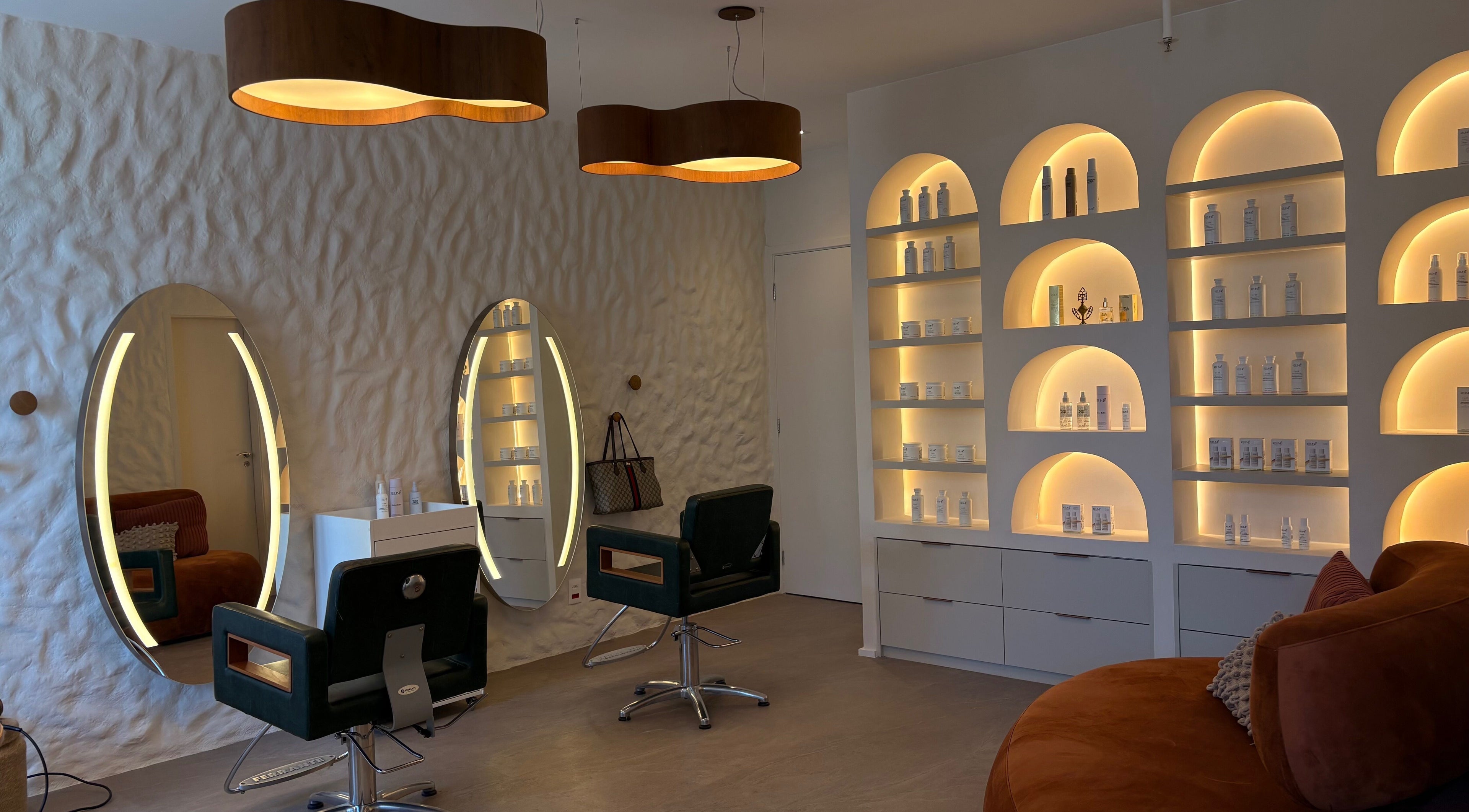 Interior moderno de salão no Dunia Zayed, São Paulo, SP, BR com iluminação elegante e produtos em prateleiras.