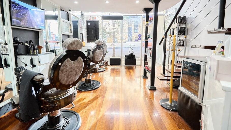 Royal Cut Barber and Hair Salon – obraz 1