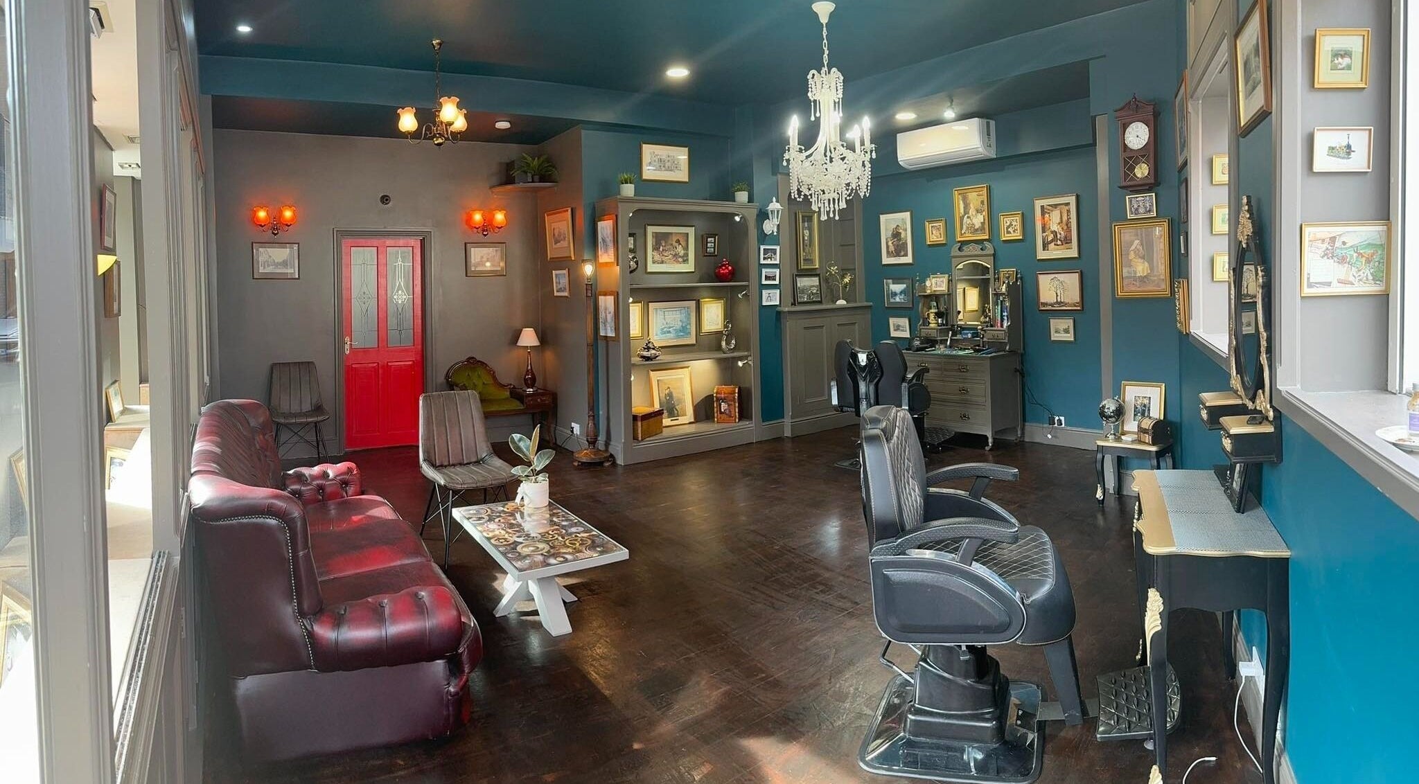 Le Beau Barbers' elegant interior in Portsmouth, England, GB featuring vintage decor and plush seating.