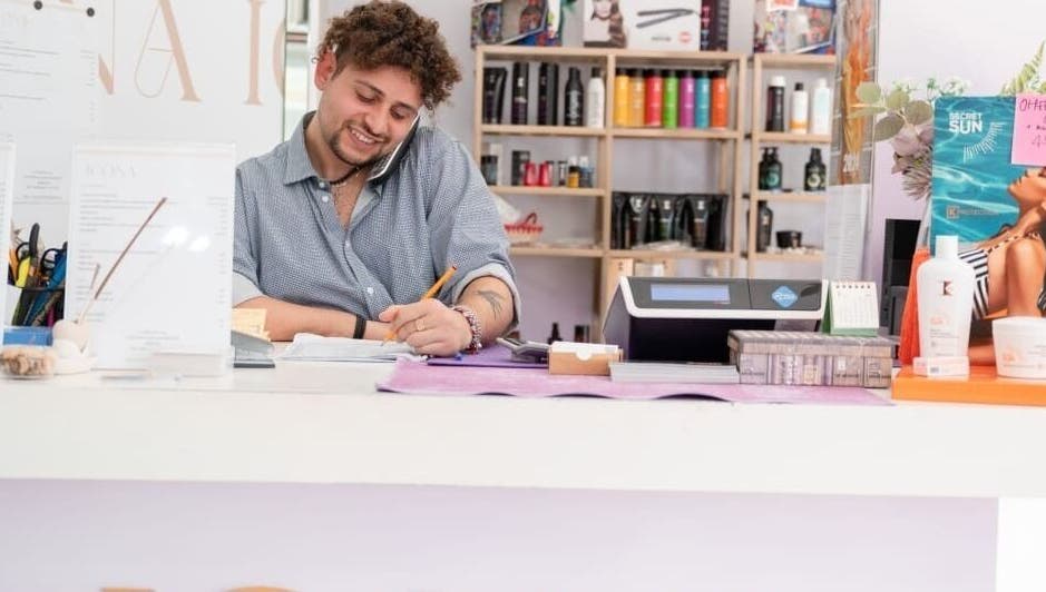 Reception di ICONA di Adriana Molinaro a Modena, Emilia-romagna, IT, con personale sorridente.