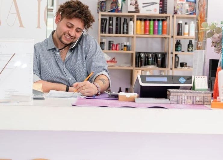 Reception di ICONA di Adriana Molinaro a Modena, Emilia-romagna, IT, con personale sorridente.