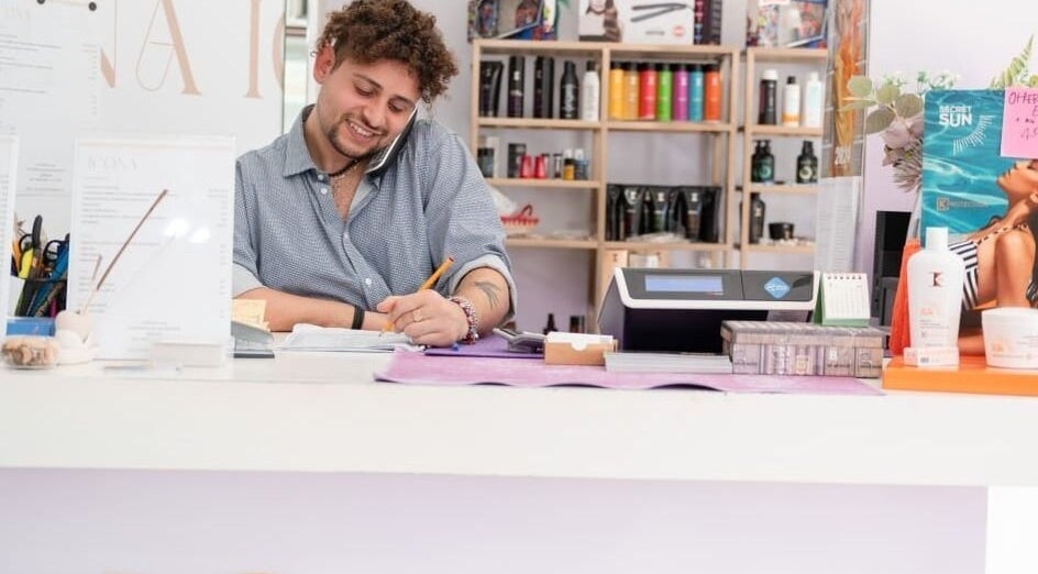 Reception di ICONA di Adriana Molinaro a Modena, Emilia-romagna, IT, con personale sorridente.