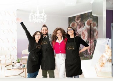 Team sorridente di ICONA di Adriana Molinaro a Modena, Emilia-romagna, IT in un'atmosfera accogliente.