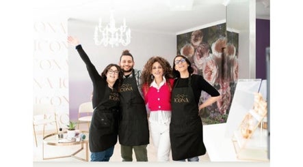 Team sorridente di ICONA di Adriana Molinaro a Modena, Emilia-romagna, IT in un'atmosfera accogliente.