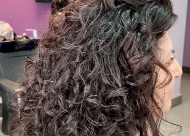 Stile di capelli ricci presso ICONA di Adriana Molinaro a Modena, Emilia-romagna, IT.