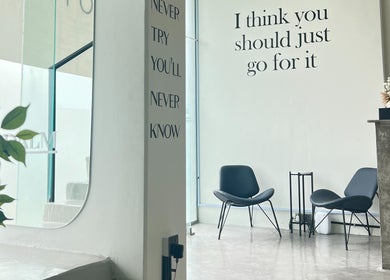 Cozy waiting area at Dalm Beauty Salon, Jeddah with motivational quote and sleek chairs.