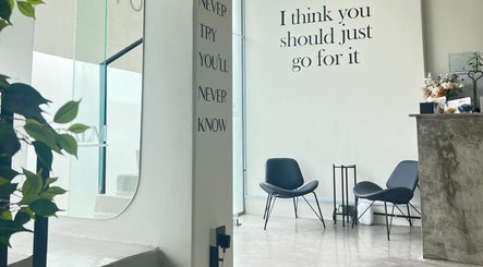 Cozy waiting area at Dalm Beauty Salon, Jeddah with motivational quote and sleek chairs.