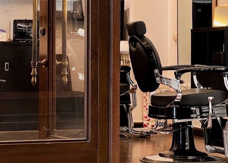 Luxurious salon chair at Espada in Dhahran, Eastern Province, SA, showcasing a modern beauty ambiance.