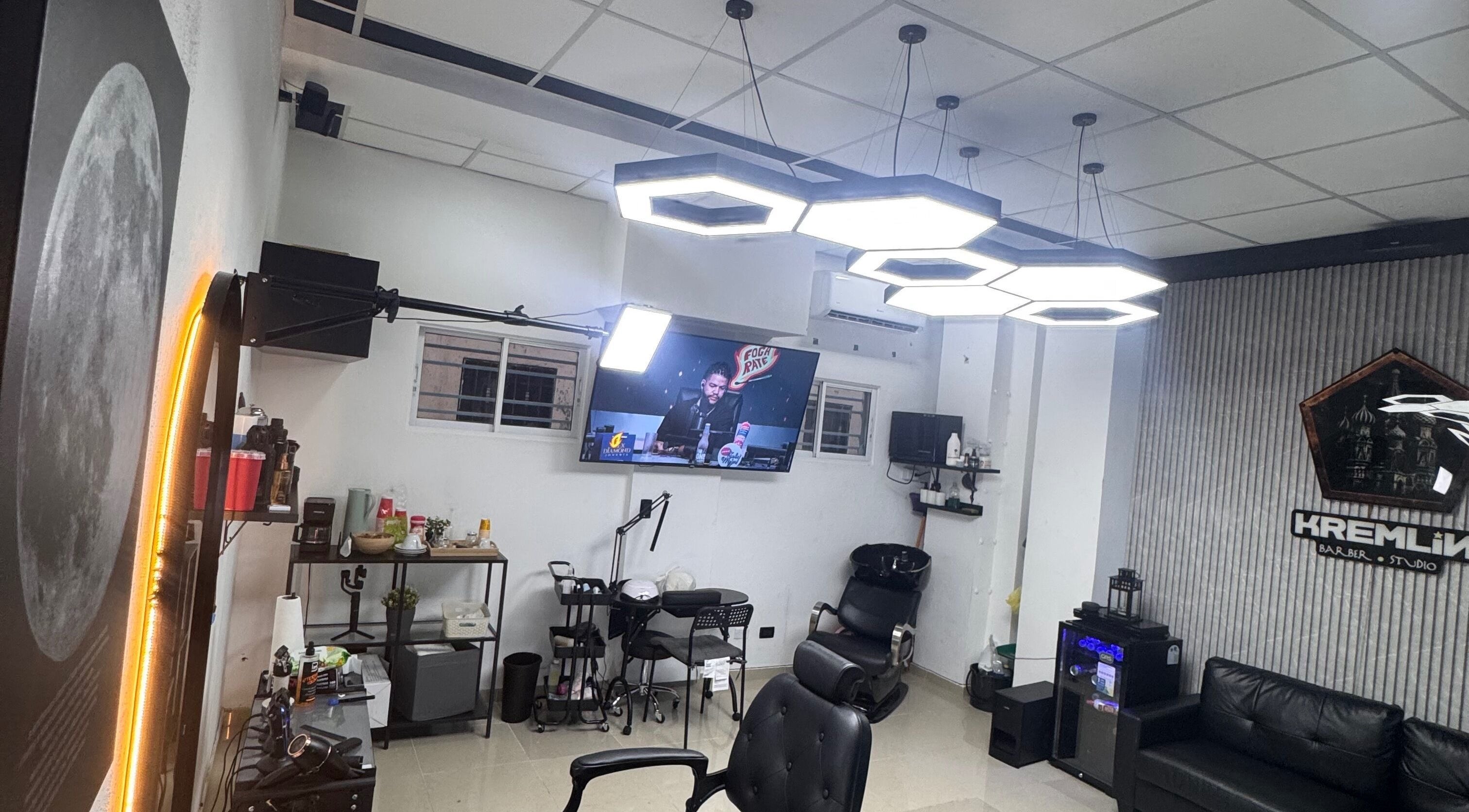 Interior moderno de Kremlin Barber Studio en Santo Domingo Este, Santo Domingo, DO, con iluminación geométrica.