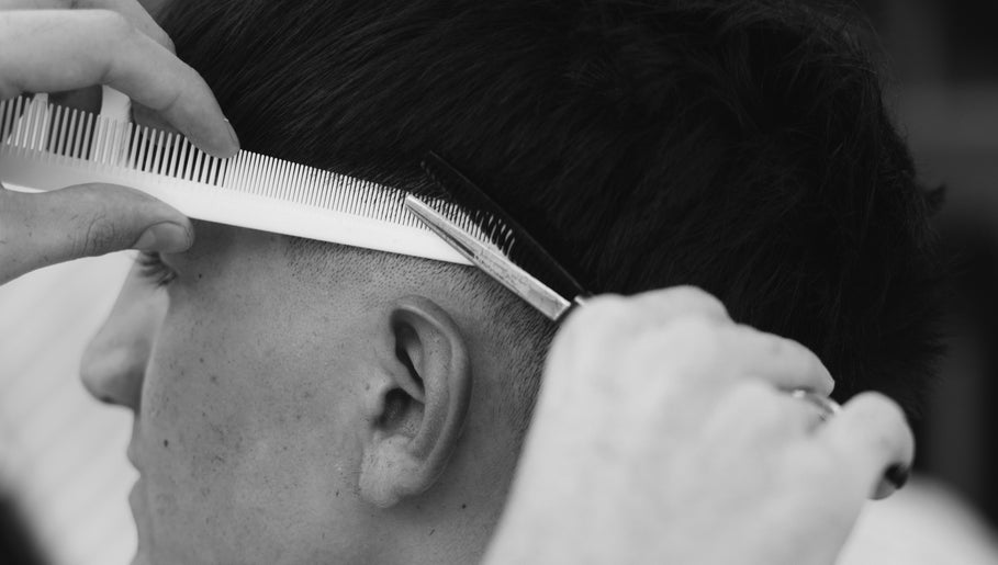 Corte de cabello en Vision Hair Studio, Rosario, Santa Fe, AR, mostrando técnica precisa con peine y tijera.