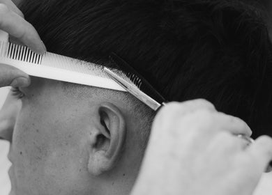 Corte de cabello en Vision Hair Studio, Rosario, Santa Fe, AR, mostrando técnica precisa con peine y tijera.