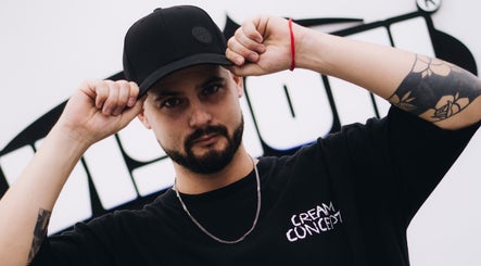Hombre con gorra en Vision Hair Studio, Rosario, Santa Fe, AR.