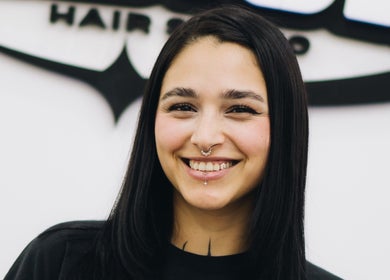 Cliente feliz en Vision Hair Studio, Rosario, Santa Fe, AR, mostrando su nuevo estilo.