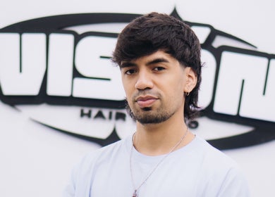Un estilista con corte moderno en Vision Hair Studio, Rosario, Santa Fe, AR.