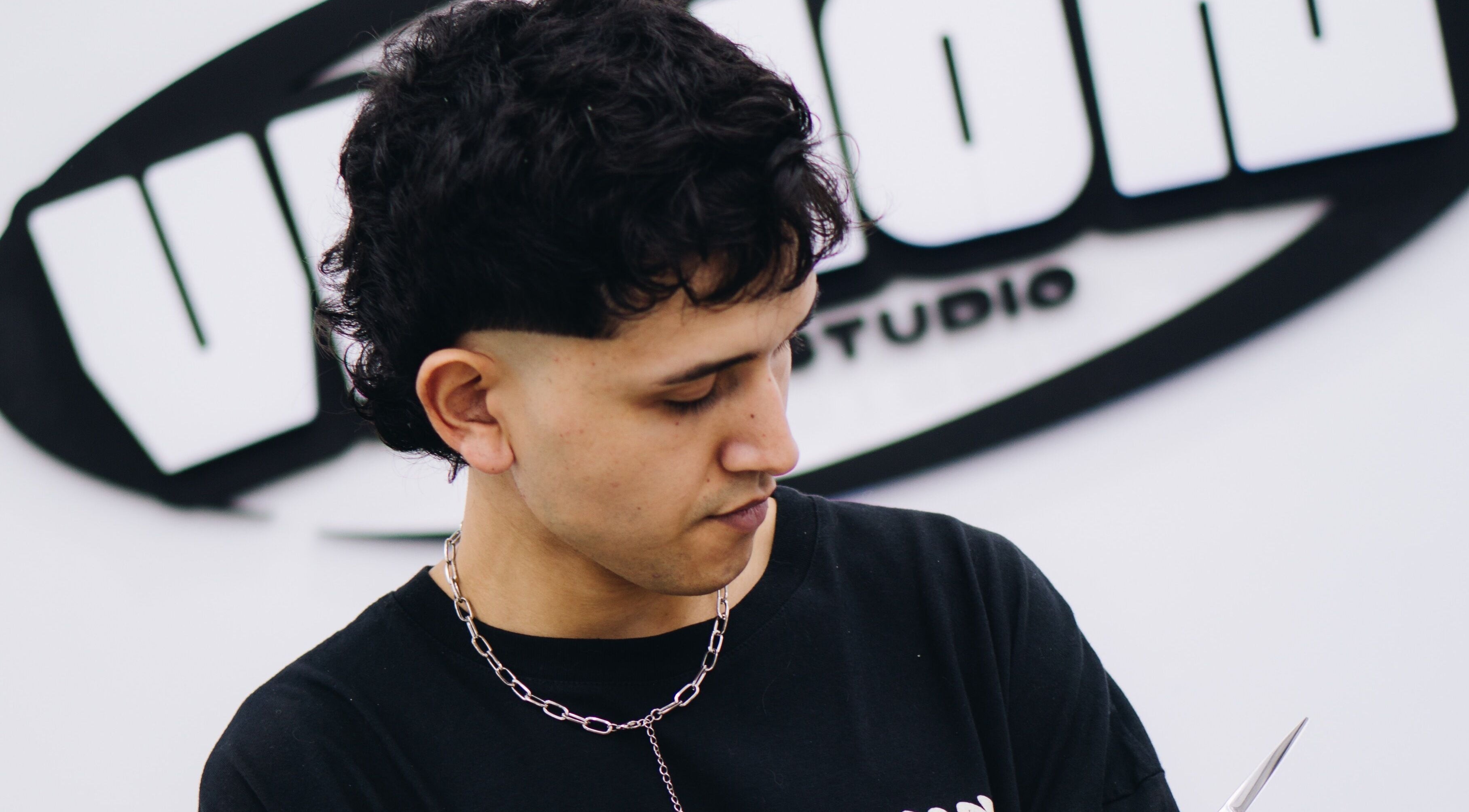 Barbero trabajando en Vision Hair Studio, Rosario, Santa Fe, AR.