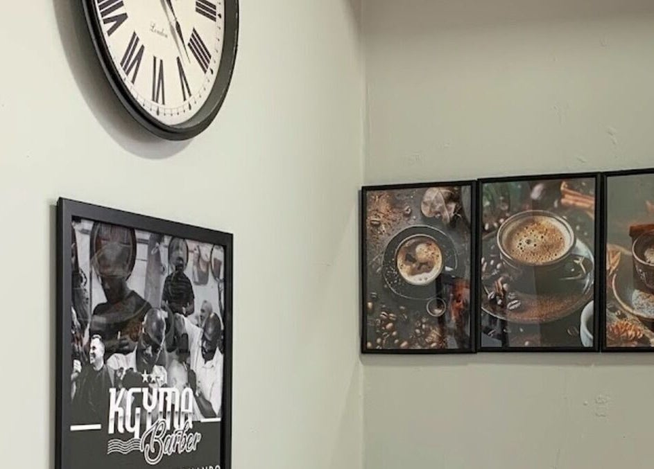 Decoração de parede com fotos artísticas e relógio em KGYMA Barber, A Ver-o-mar, Porto, PT.