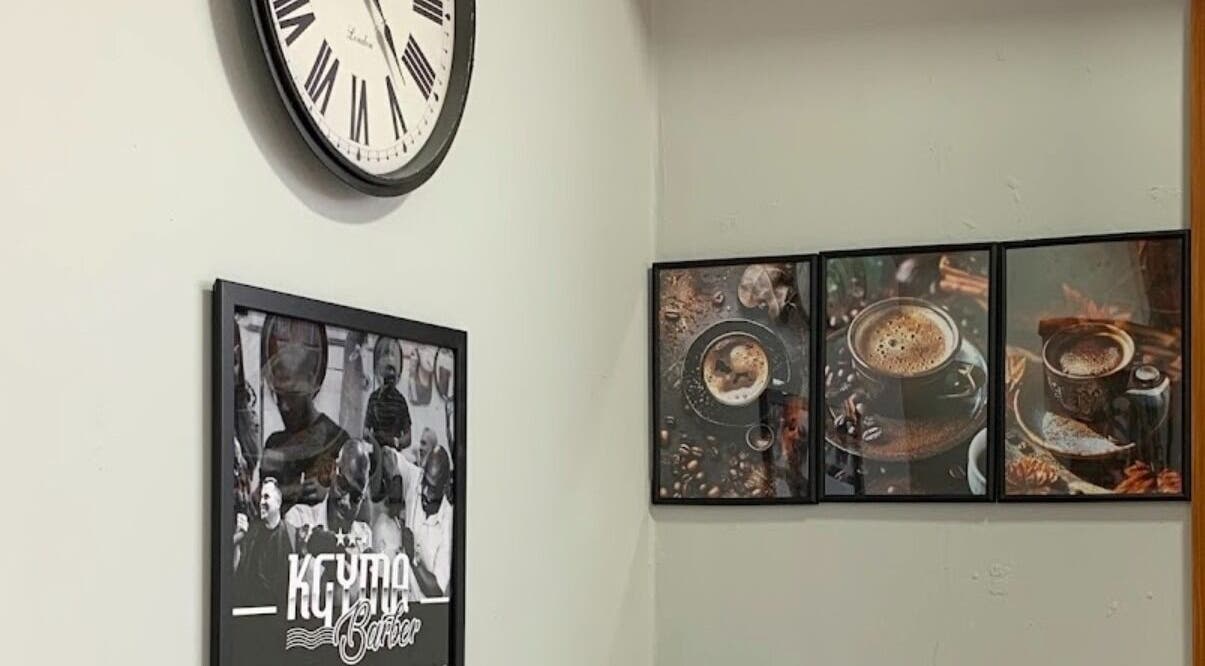 Decoração de parede com fotos artísticas e relógio em KGYMA Barber, A Ver-o-mar, Porto, PT.