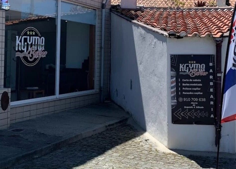 Entrada da KGYMA Barber em A Ver-o-Mar, Porto, PT, com fachada e bandeira.