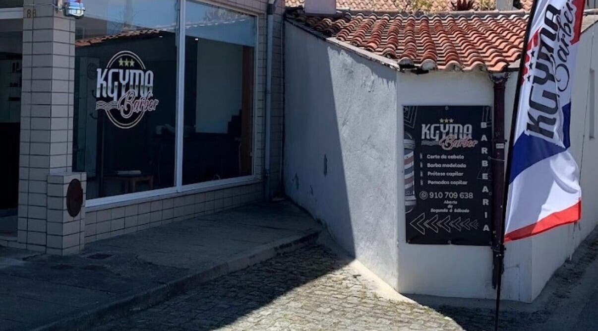 Entrada da KGYMA Barber em A Ver-o-Mar, Porto, PT, com fachada e bandeira.