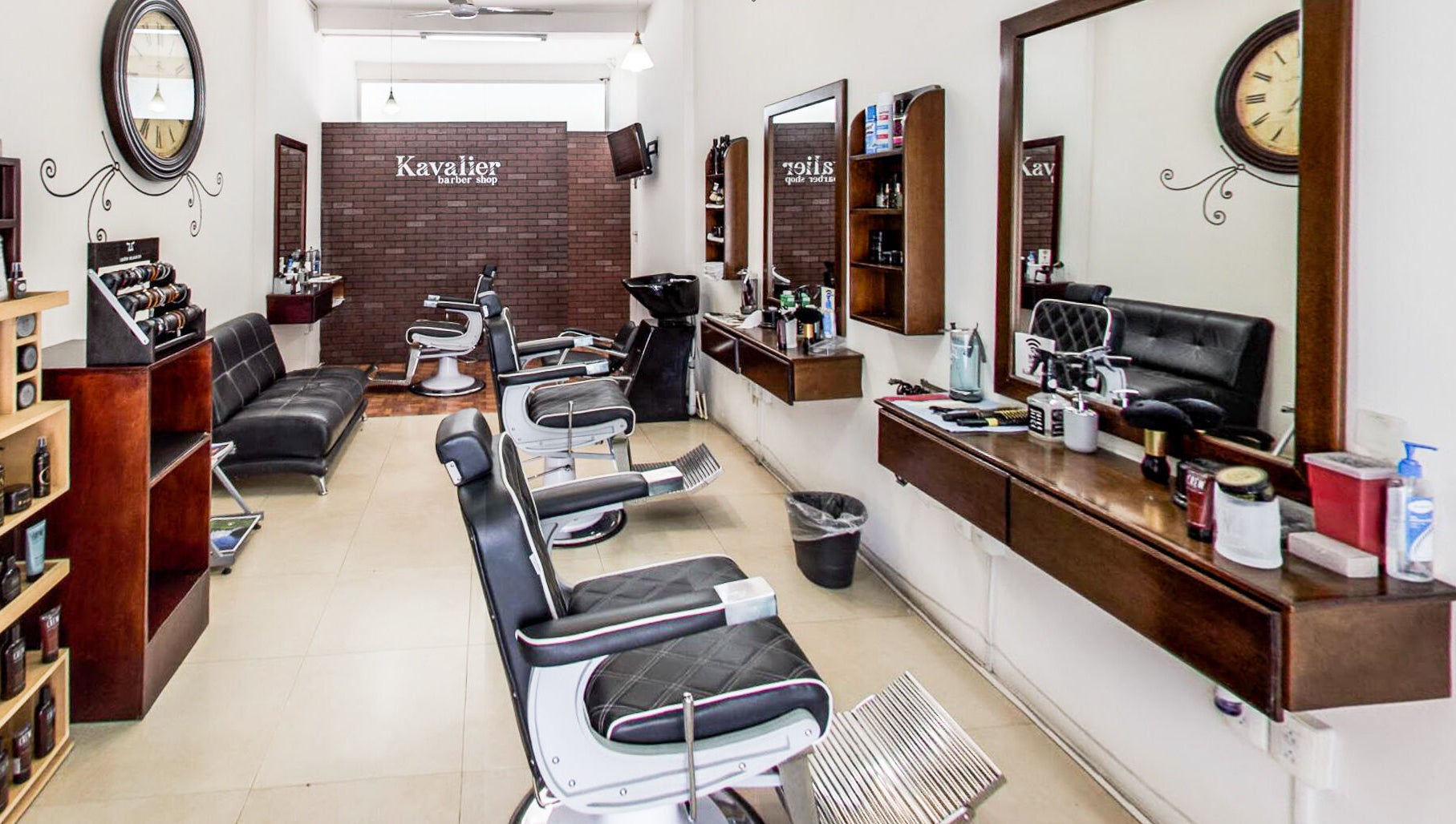Interior moderno de Kavalier Barbershop Irapuato, Guanajuato, MX con sillas de barbero elegantes.