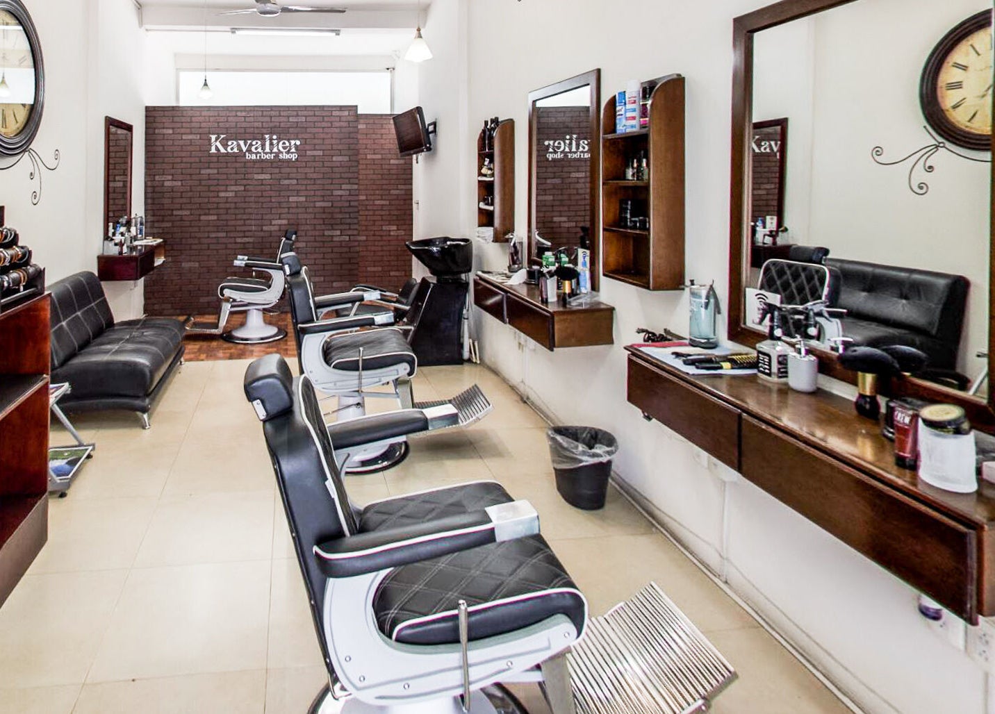 Interior moderno de Kavalier Barbershop Irapuato, Guanajuato, MX con sillas de barbero elegantes.