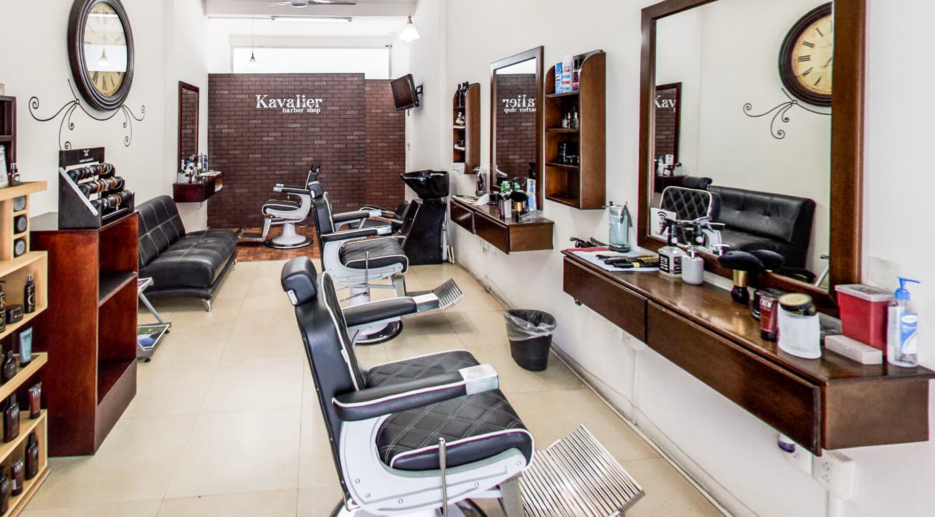 Interior moderno de Kavalier Barbershop Irapuato, Guanajuato, MX con sillas de barbero elegantes.