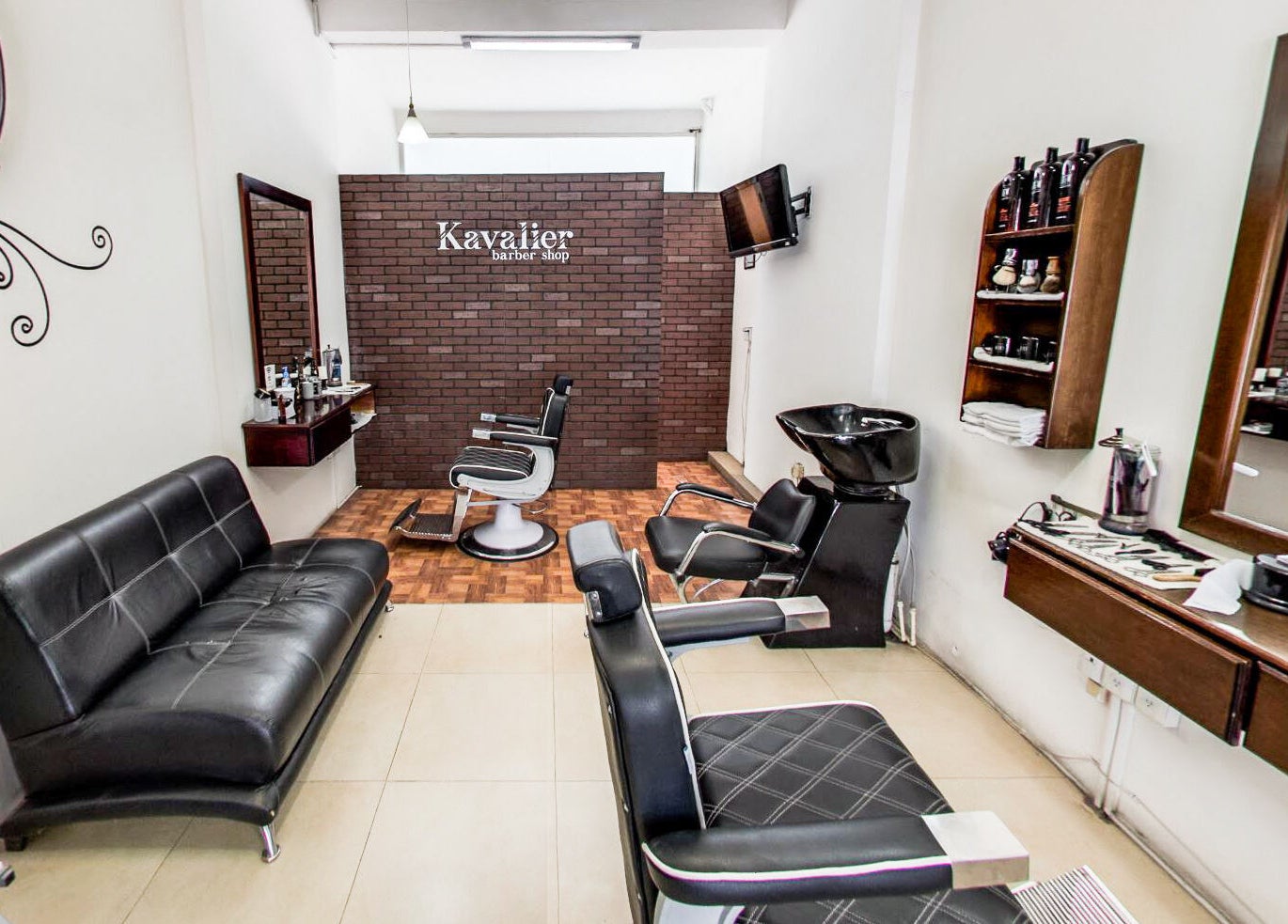 Interior moderno de Kavalier Barbershop Irapuato en Irapuato, Guanajuato, MX con sillas y espejos.