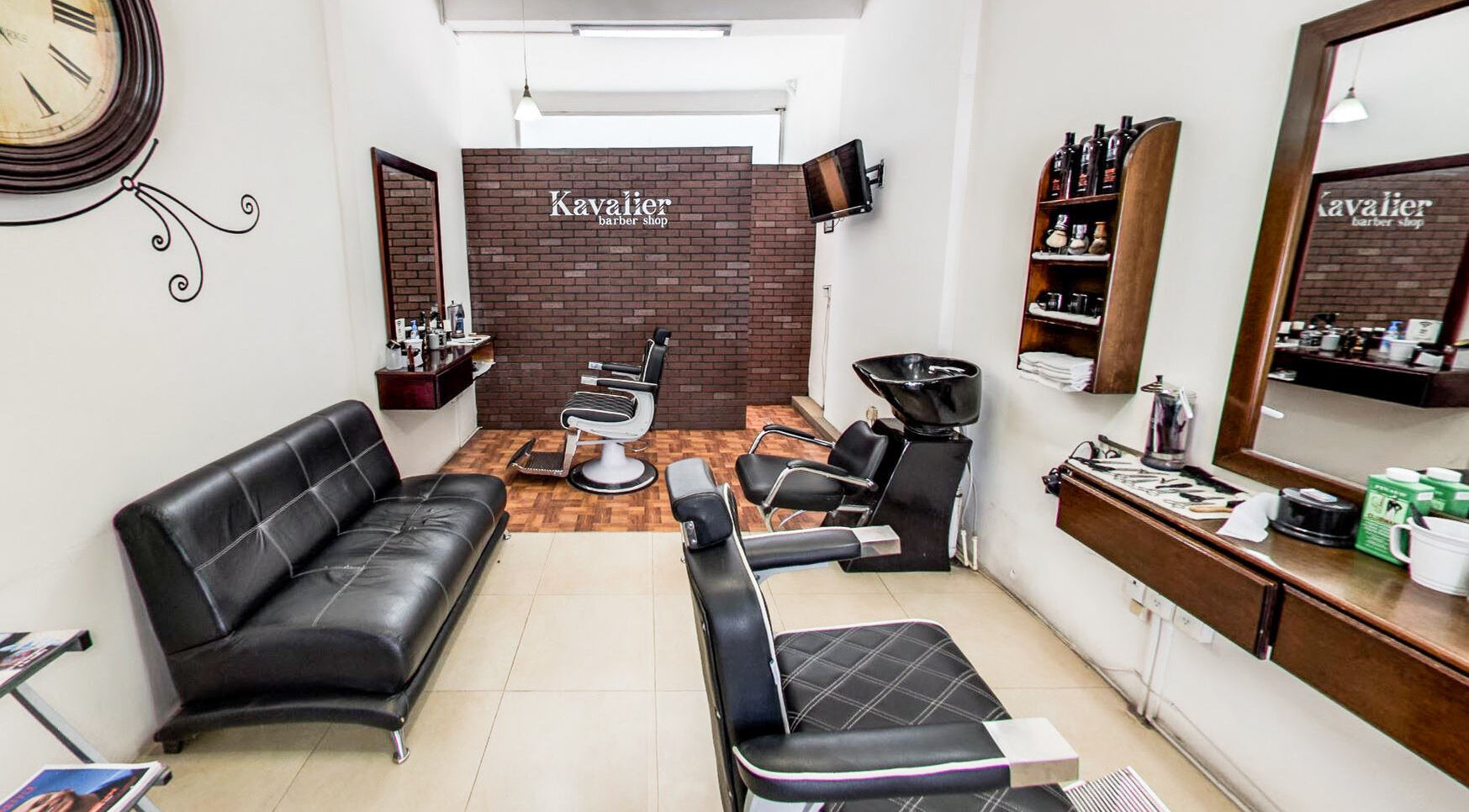 Interior moderno de Kavalier Barbershop Irapuato en Irapuato, Guanajuato, MX con sillas y espejos.