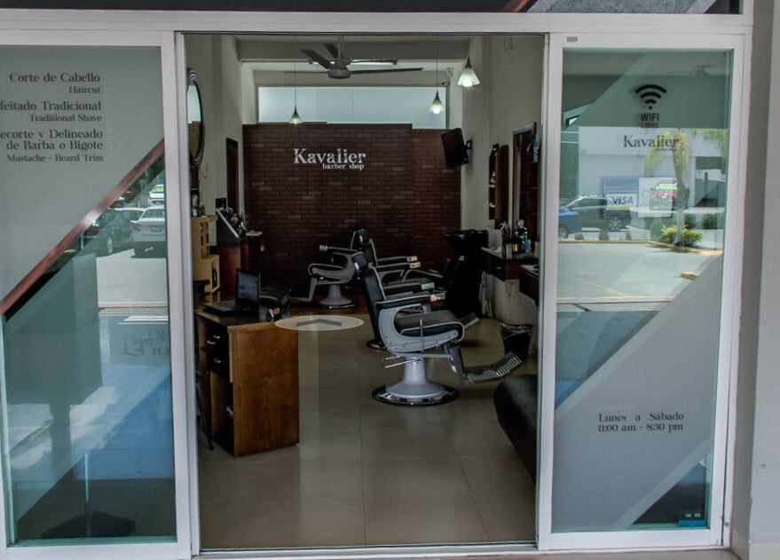 Interior de Kavalier Barbershop Irapuato en Irapuato, Guanajuato, MX, con sillones y decoración moderna.
