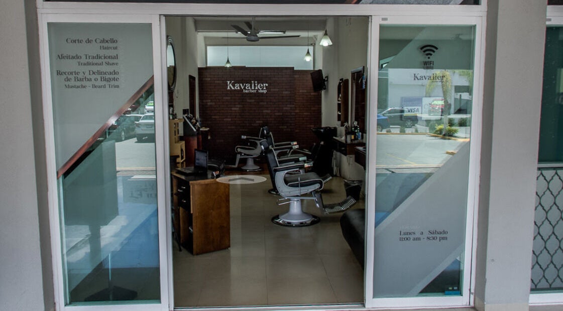 Interior de Kavalier Barbershop Irapuato en Irapuato, Guanajuato, MX, con sillones y decoración moderna.